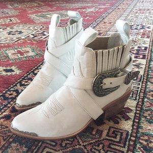 White leather Cowboy Boots @WanderingCoyote_ 🤠